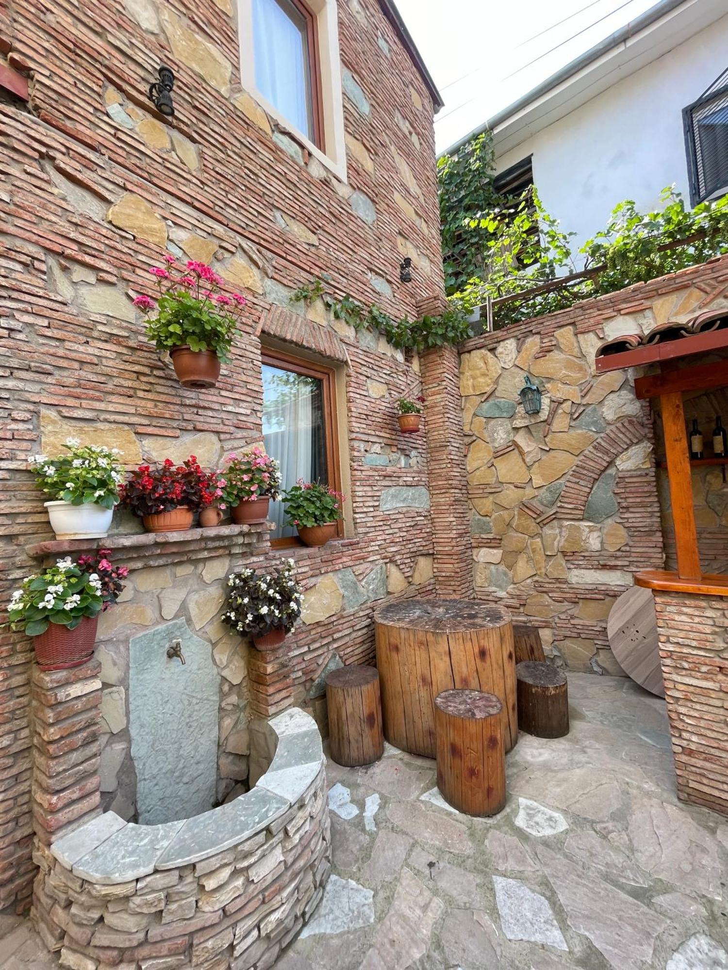 Apartments With Wine Cellar In Old Tbilisi Bagian luar foto